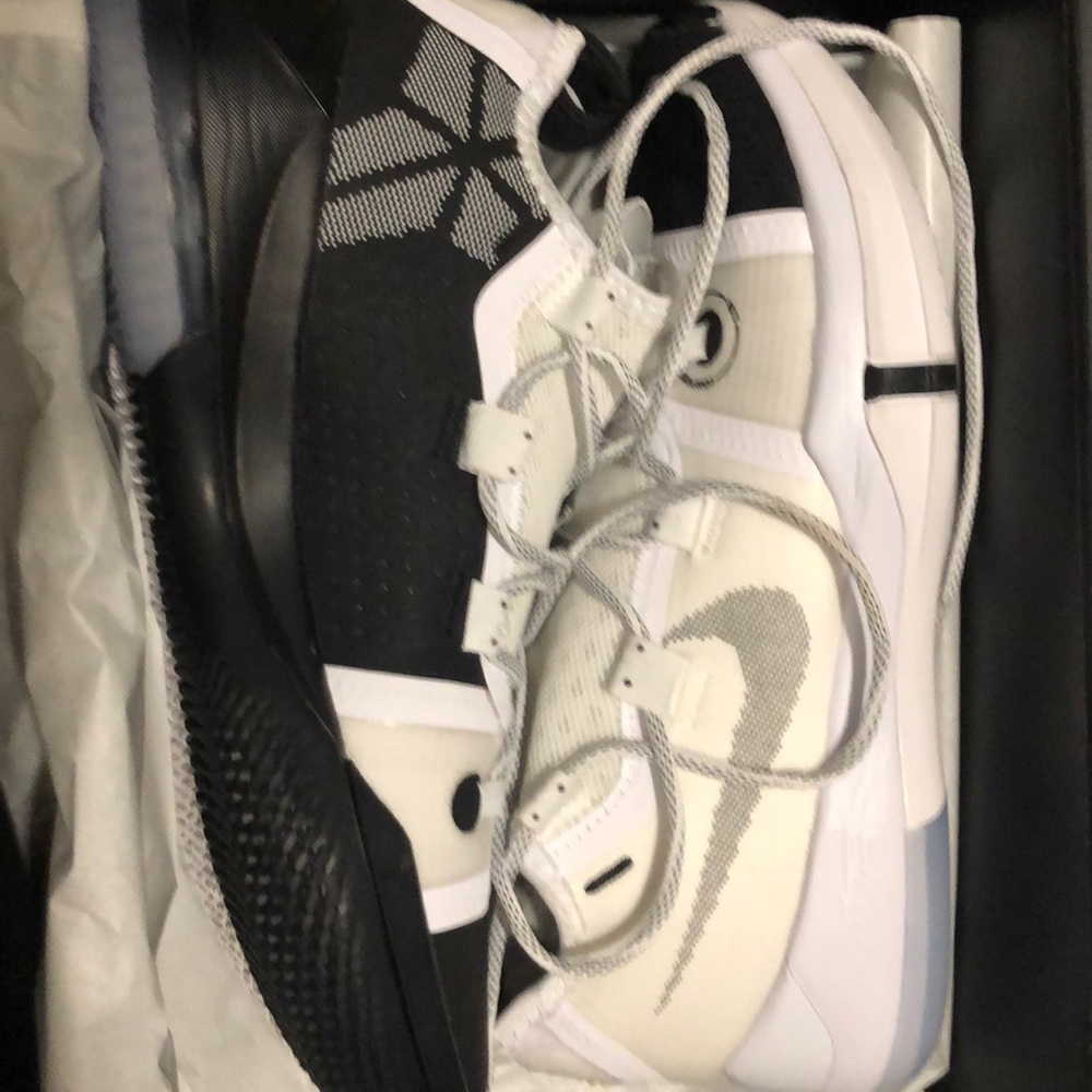 Kobe AD MNS basketball shoe